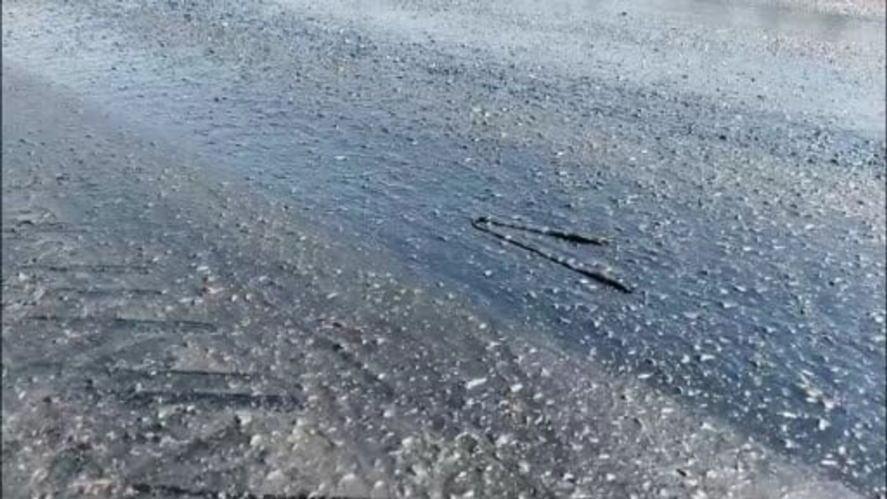 Edirne'de asfalt yumuşadı, belediye yola kum serdi