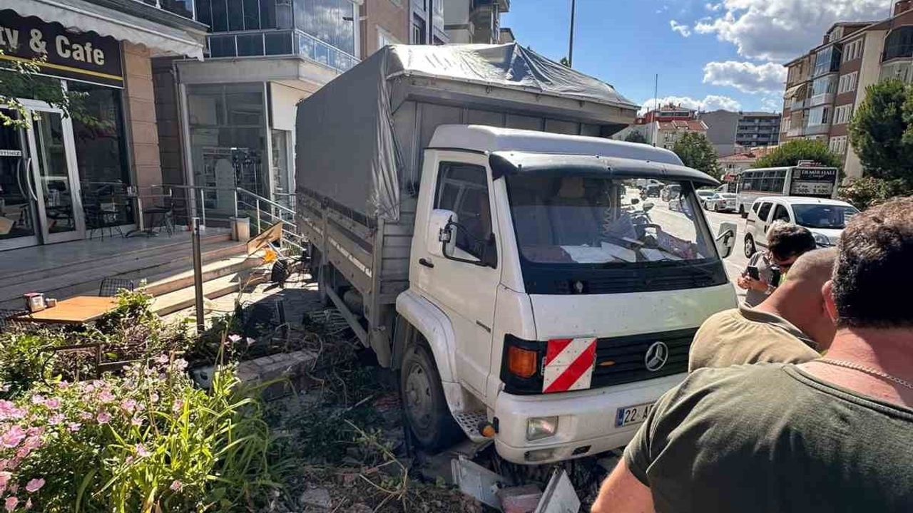 Edirne'de freni boşalan kamyon iki araca ve iş yerinin duvarına çarptı