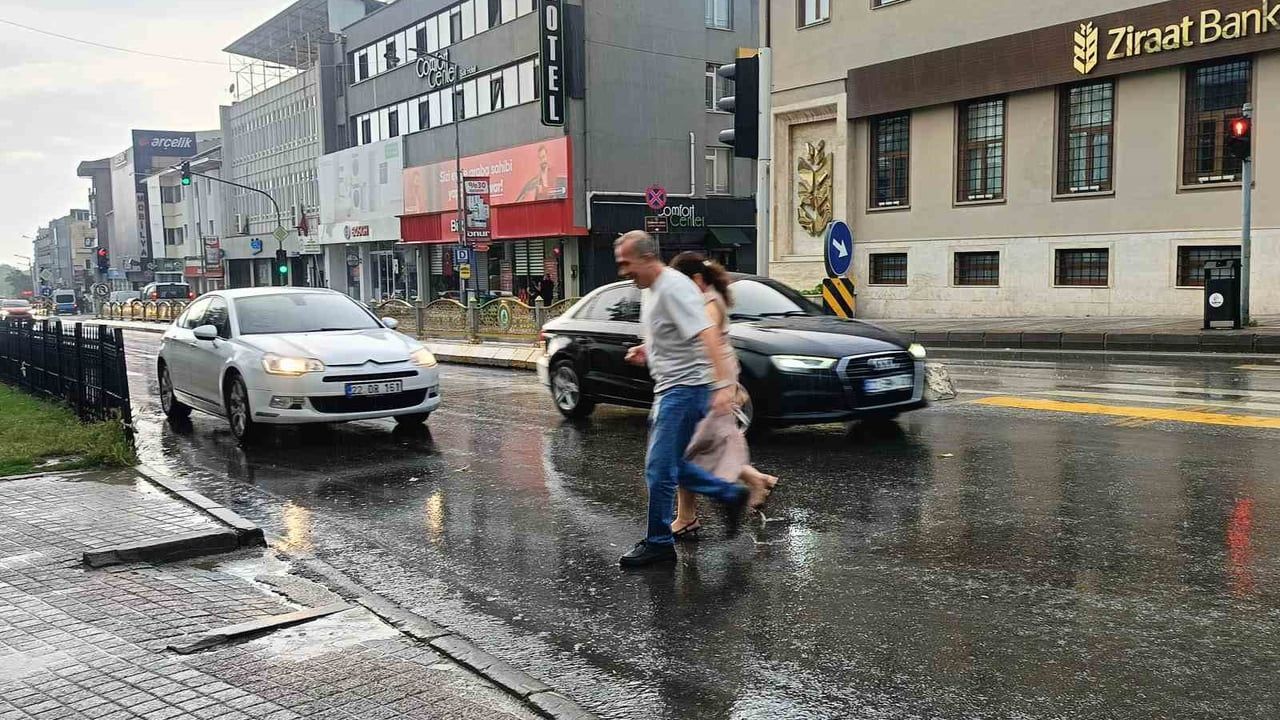 Edirne'de Gök Gürültülü Sağanak: Vatandaşlar Karton ve Poşetle Korunmaya Çalıştı