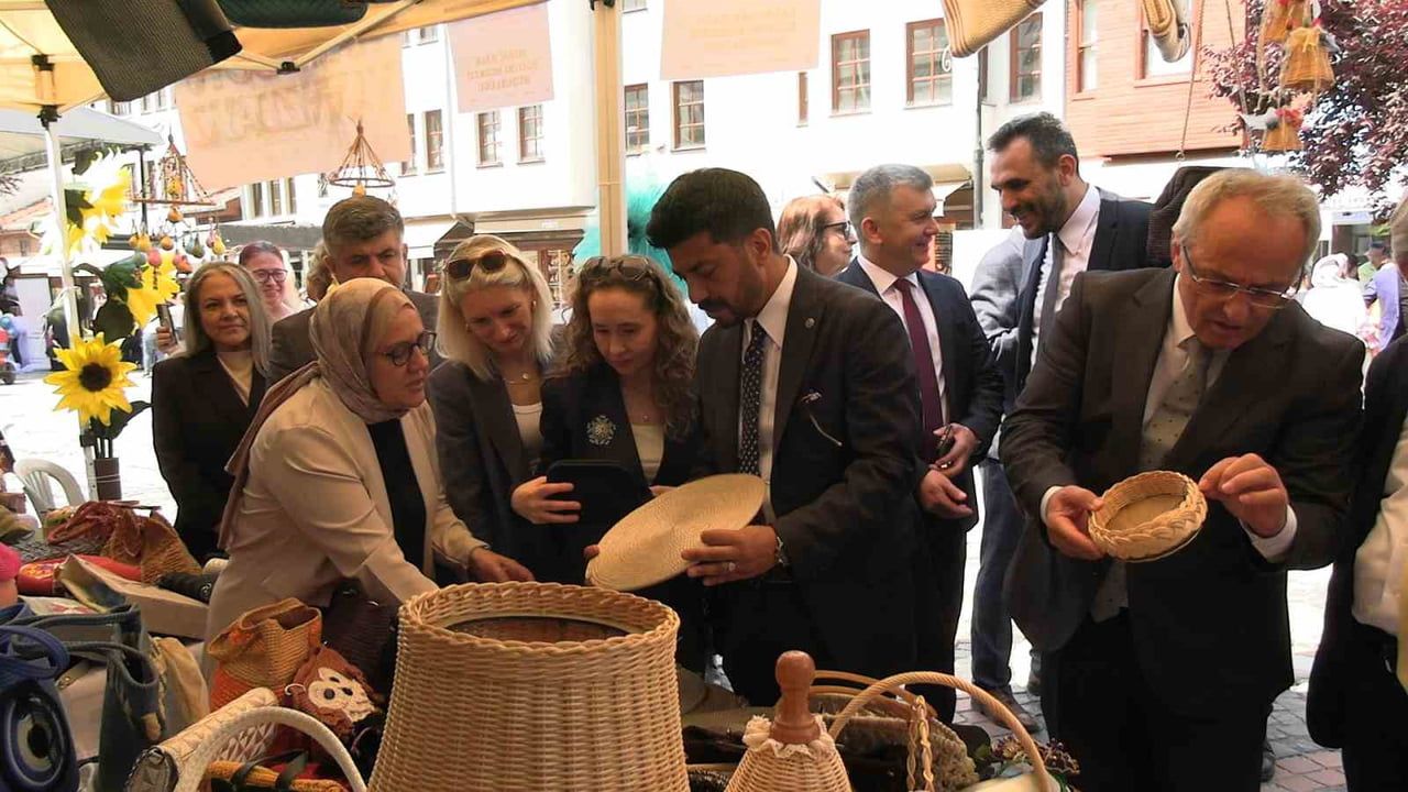 Edirne'de Hayat Boyu Öğrenme Haftası: Kursiyerlerin 1 yıllık emekleri Saraçlar Caddesi'nde sergilendi