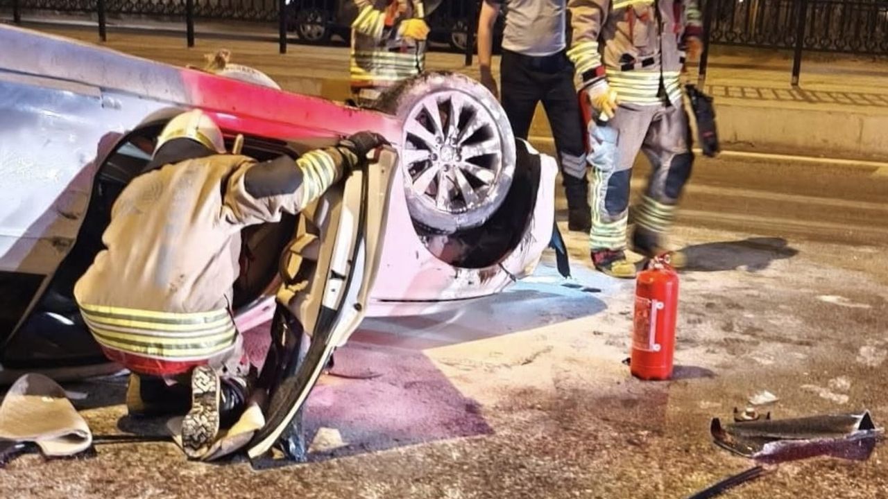 Edirne'de kavşakta refüje çarpan otomobil takla attı: 1 yaralı