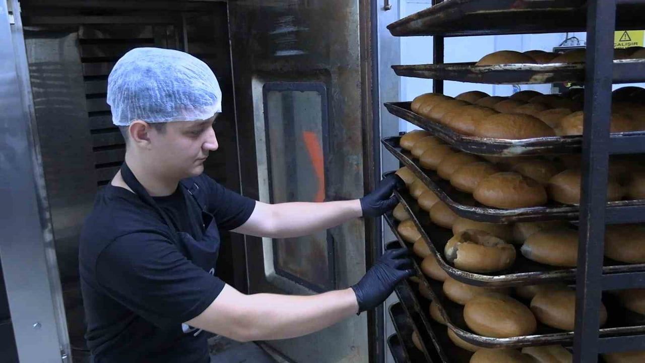 Edirne’de okul fırınında liseliler hem üretiyor hem kazanıyor