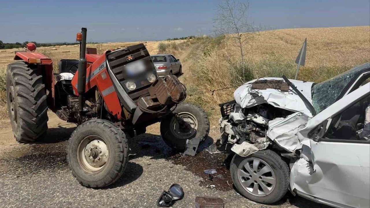 Edirne’de traktör ile otomobil çarpıştı: 2 yaralı