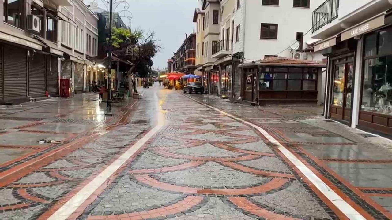 Edirne'de yağmura yakalanan vatandaş dev şemsiyeyle korundu