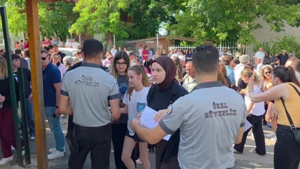 Edirne'de YKS AYT sınavında öğrenciler içeride, veliler dışarıda bekledi