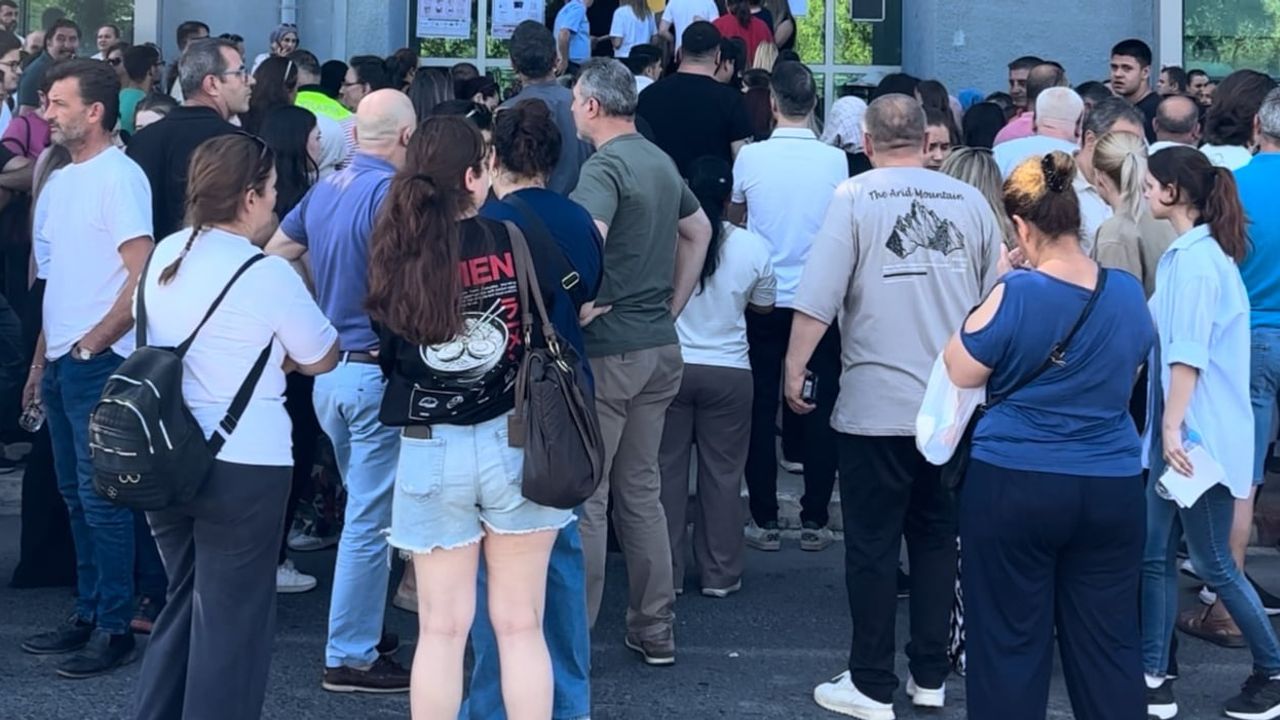 Edirne'de YKS'nin ilk oturumu TYT'de aileler çocukları için dua etti