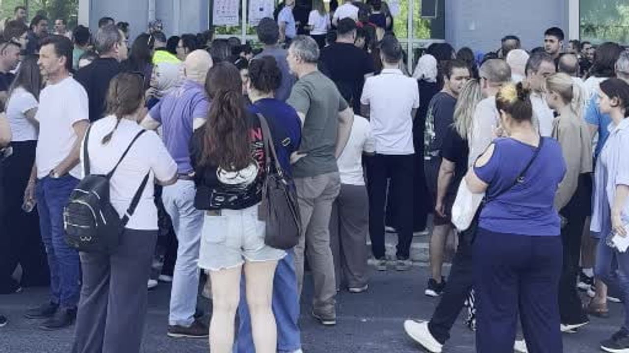 Edirne'de YKS'nin ilk oturumu: veliler sınav salonu önünde dua etti