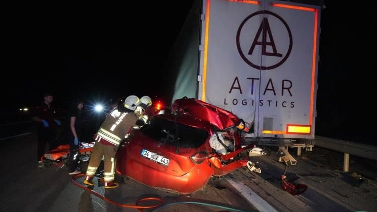 Edirne gişeleri yakınında yakıtı biten tıra arkadan çarpan sürücü hayatını kaybetti