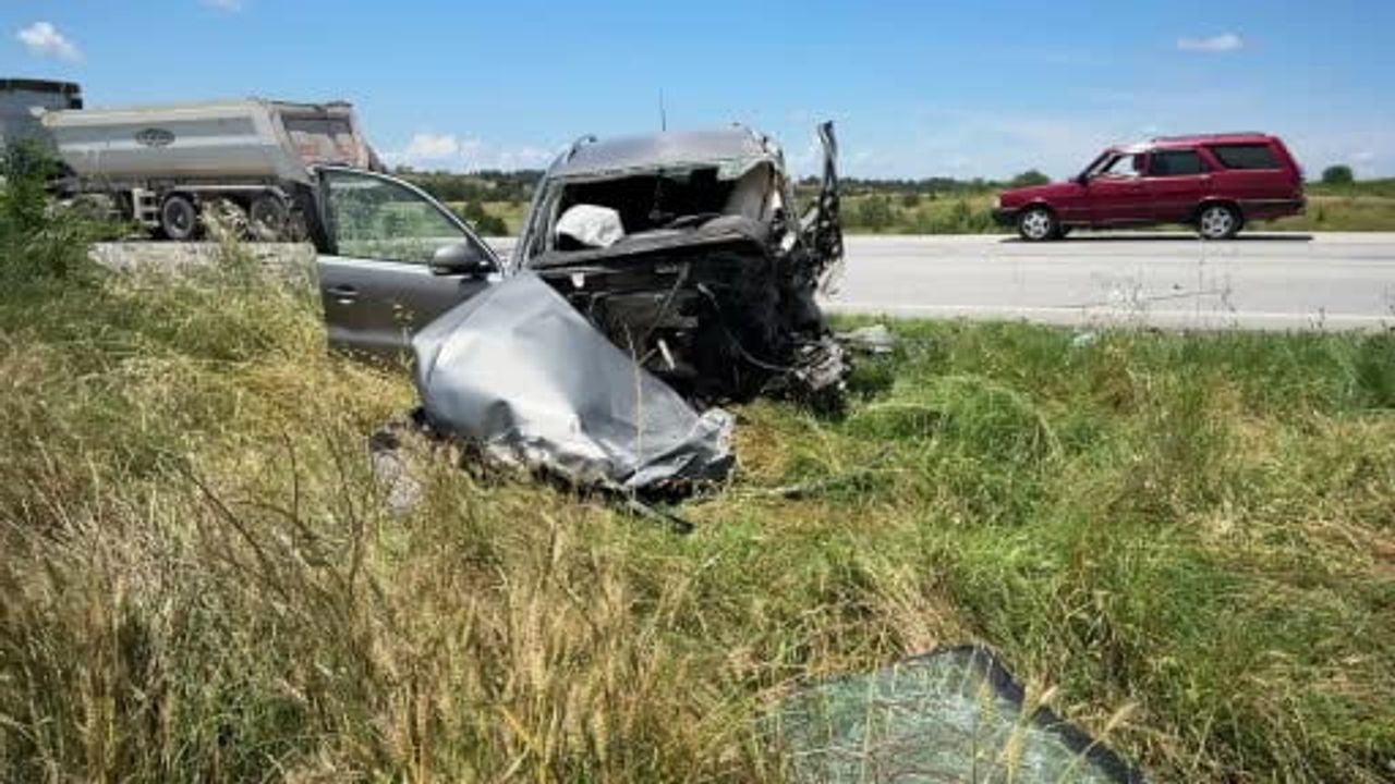 Edirne Süloğlu Kavşağı'nda tır ile SUV çarpıştı: 1 kişi hayatını kaybetti