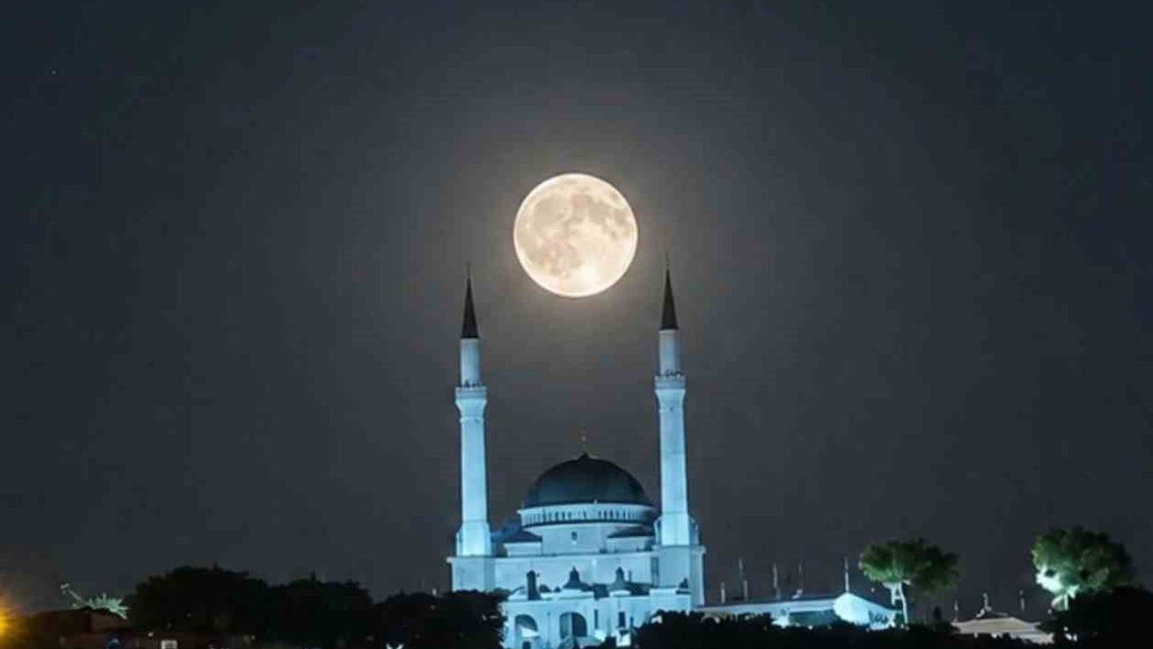 Edremit’te Dolunay, Ulu Cami'nin İkiz Minareleriyle Kartpostal Görüntü Oluşturdu