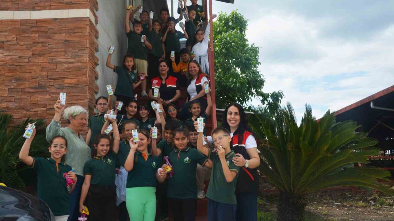 Edremit’te Dünya Süt Günü’nde İlkokul Öğrencilerine Çiftlikte Uygulamalı Eğitim