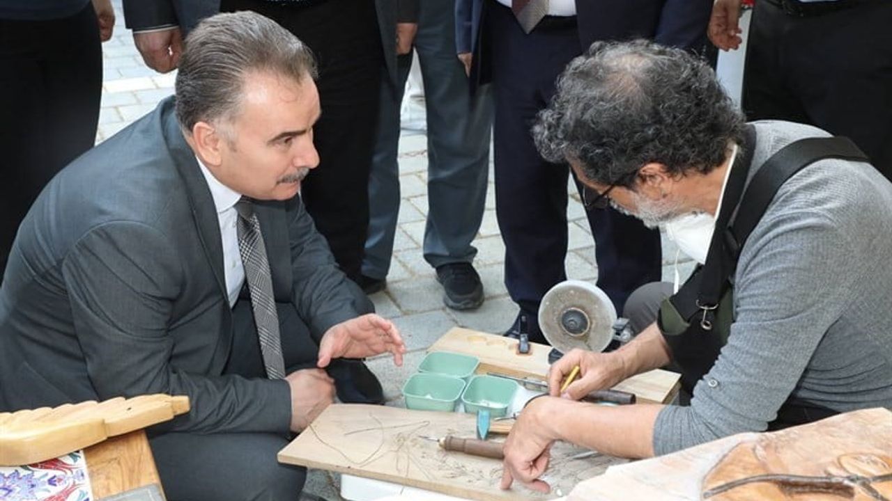 Edremit'te Hayat Boyu Öğrenme Haftası: Yıl Sonu Sergisi Faruk Serpil Parkı'nda açıldı