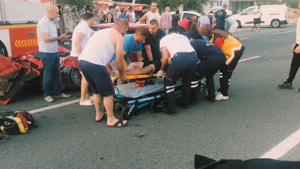 Edremit'te kavşakta çarpışma: 2 ölü, 3 ağır yaralı