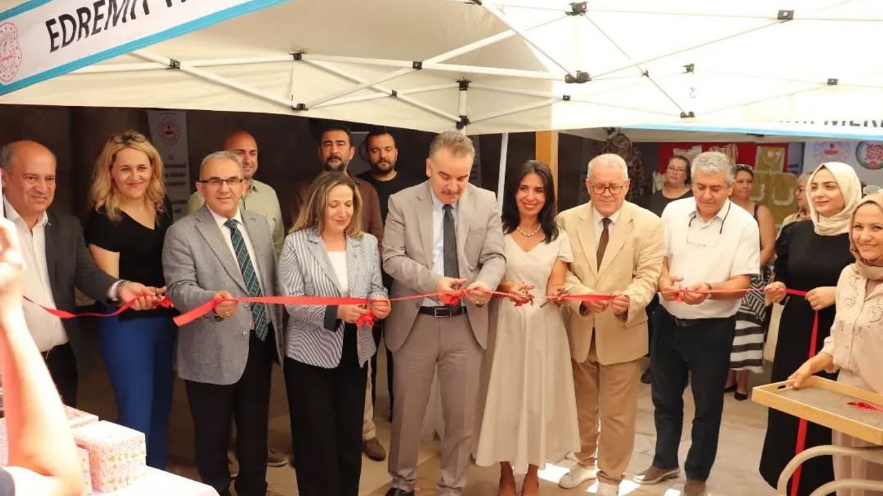 Edremit'te kursiyerlerin el emeği ürünleri sergilendi