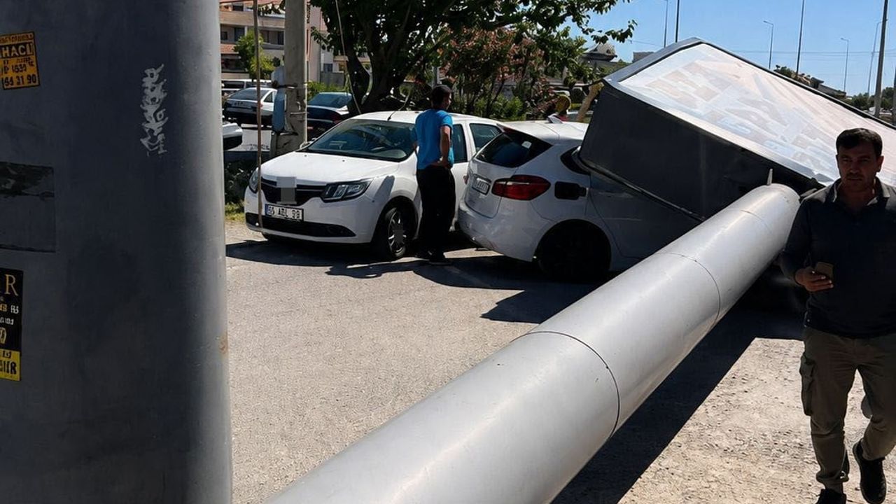 Edremit'te market tabelası devrildi, park halindeki araçlar zarar gördü