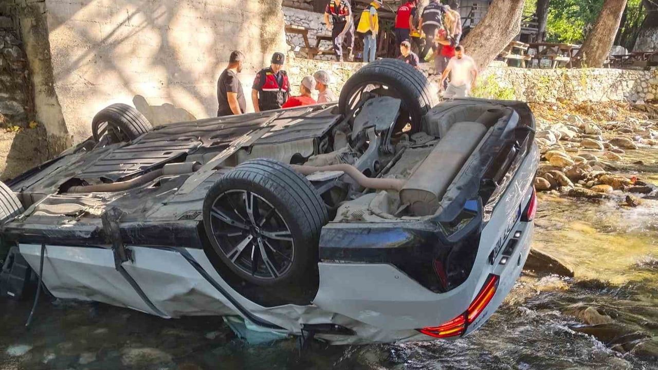 Edremit’te otomobil Kızılkeçili Deresi’ne uçtu; 1 yaralı