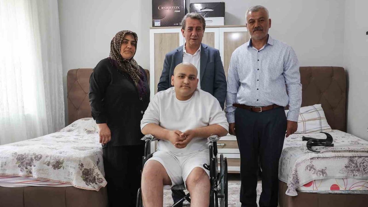 Efeler Belediye Başkanı Anıl Yetişkin, Muhammet Ali Yavuz’a doğum gününde tekerlekli sandalye hediye etti
