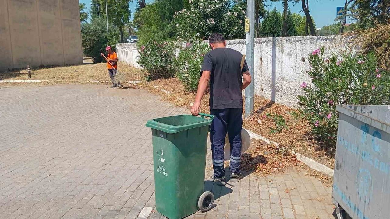 Efeler Belediyesi gıda çarşısında temizlik çalışması