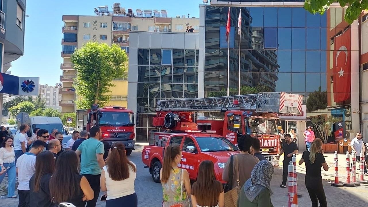 Efeler Belediyesi hizmet binasında çıkan yangında tatbikatlar tahliyeyi hızlandırdı