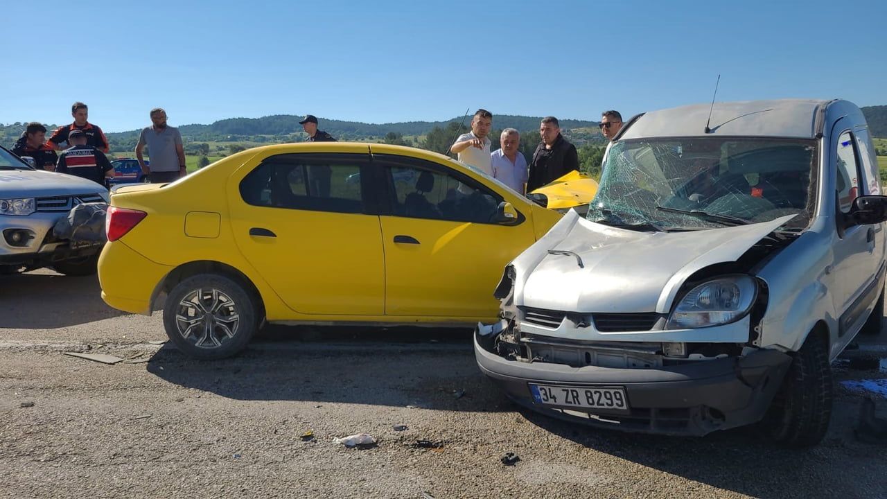 Eflani'de taksi ile hafif ticari aracın çarpışması: 4 yaralı