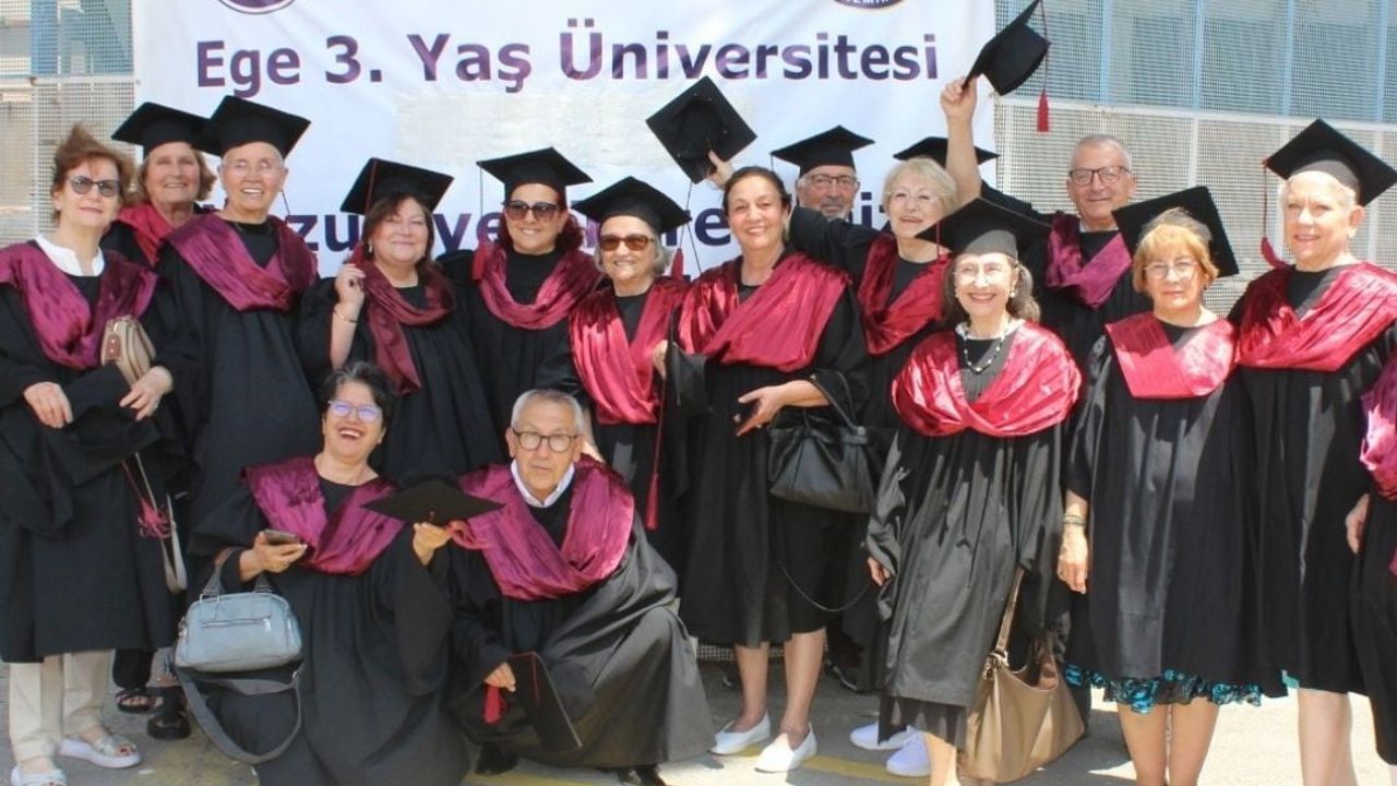 Ege Üniversitesi 3. Yaş Üniversitesi 9. Döneminde 140 Katılımcı Diplomalarını Aldı