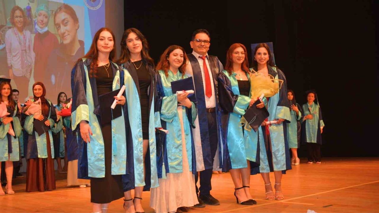 Ege Üniversitesi Atatürk Sağlık Hizmetleri MYO mezunlarını sağlık sektörüne uğurladı