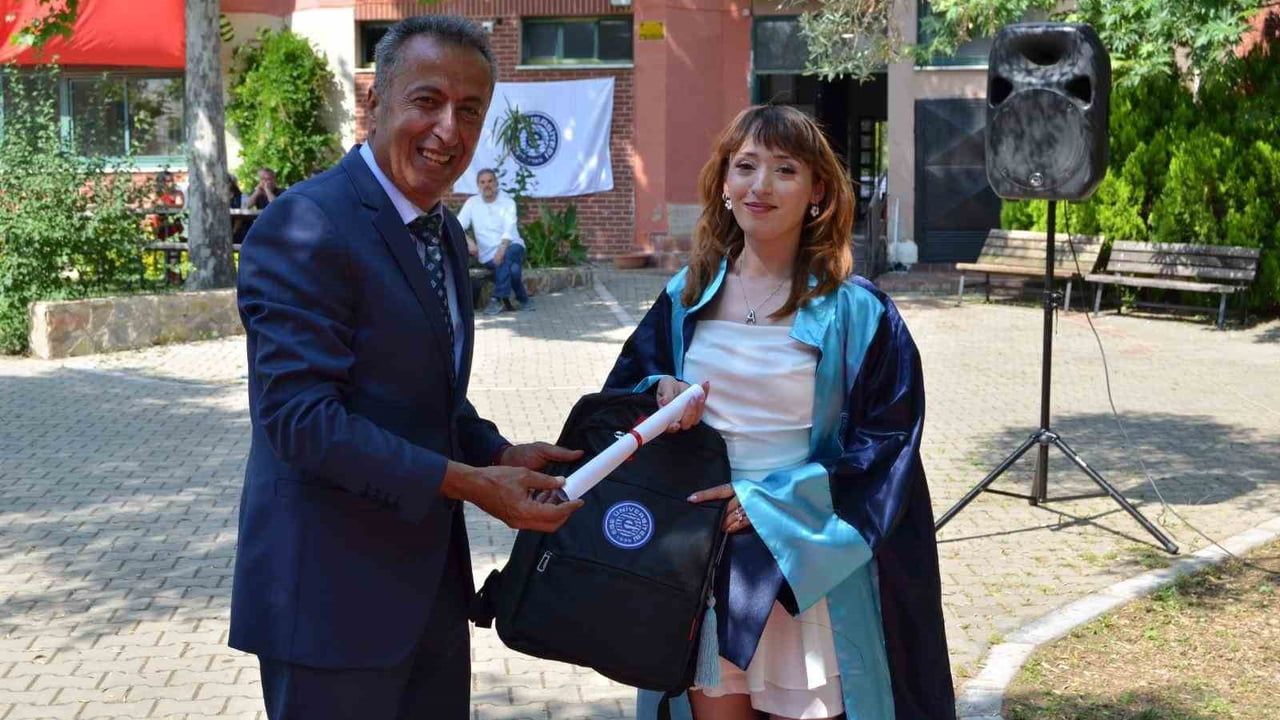 Ege Üniversitesi Bayındır MYO 2025-2026 Mezuniyetinde Moda Tasarımı Defilesi Öne Çıktı