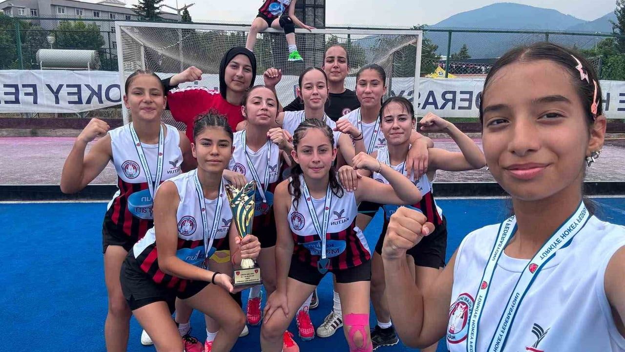 Ege Yıldızları U16 Türkiye hokey 1. ligi'nde Türkiye ikincisi oldu
