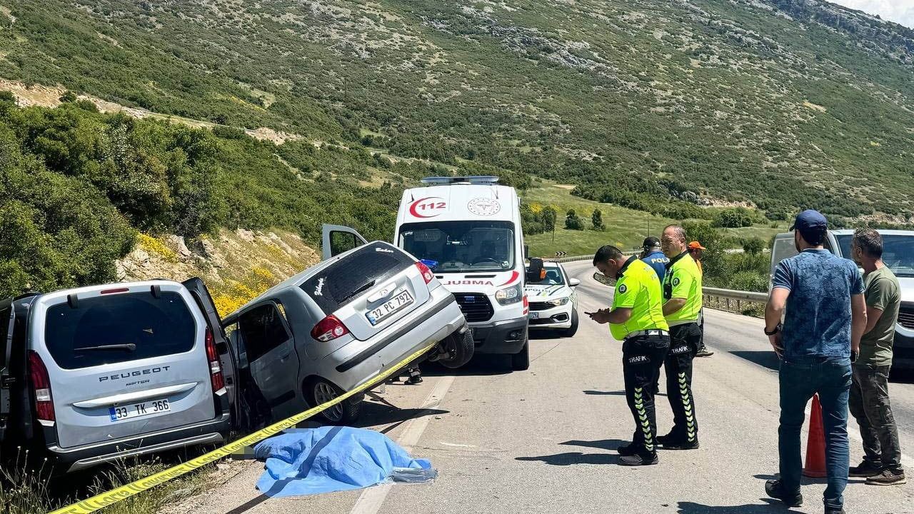 Eğirdir'de iki otomobilin çarpıştığı kazada ölü sayısı 2'ye yükseldi