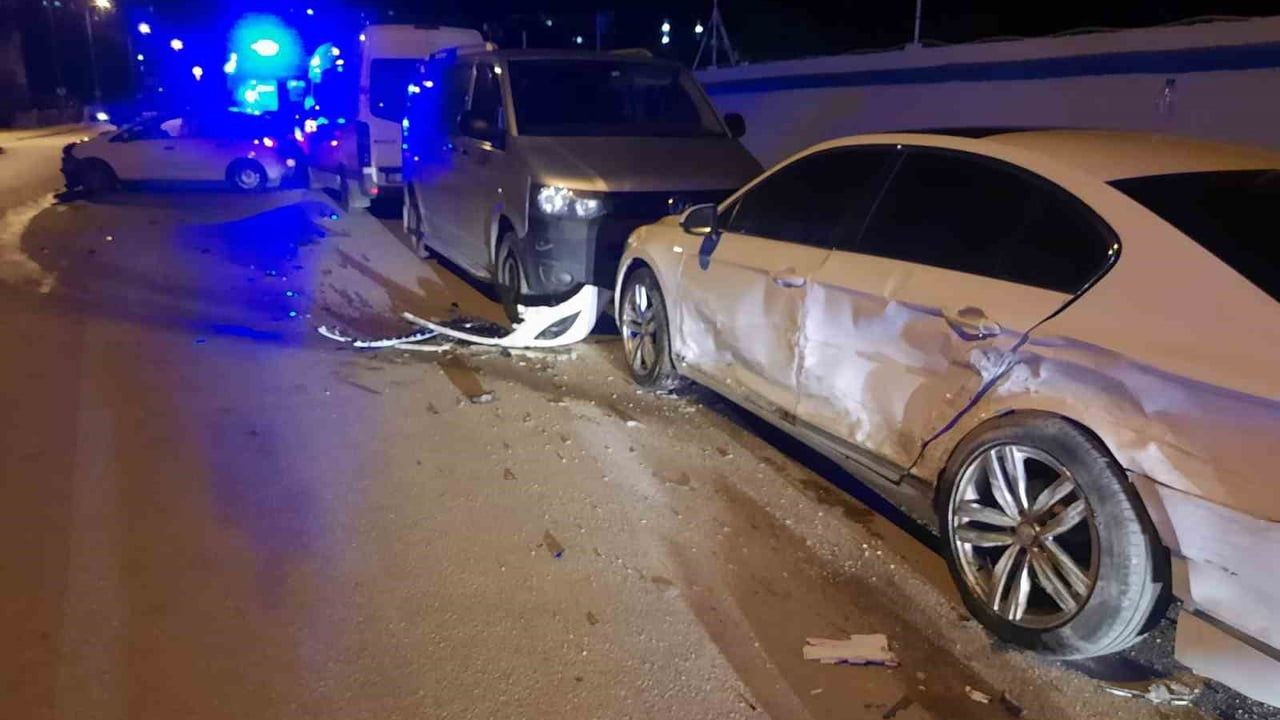 Eğirdir'de kontrolden çıkan otomobil park halindeki araca çarptı: 1 yaralı
