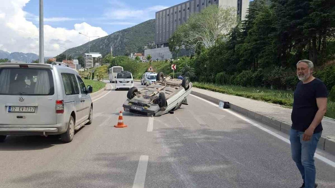 Eğirdir'de virajı alamayan otomobil takla attı; sürücü hastaneye kaldırıldı