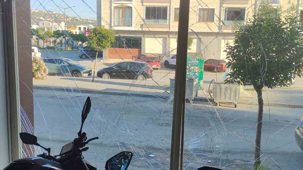 Ehliyetsiz gencin kullandığı otomobil motosiklet mağazasına daldı, 2,3 milyon lira zarar
