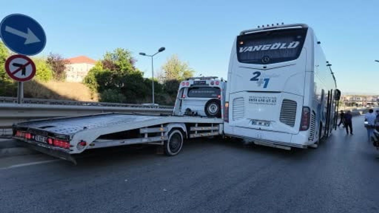 Ehliyetsiz sürücü oto kurtarıcıyla otomobil ve otobüse çarptı: 40'ar bin lira ceza