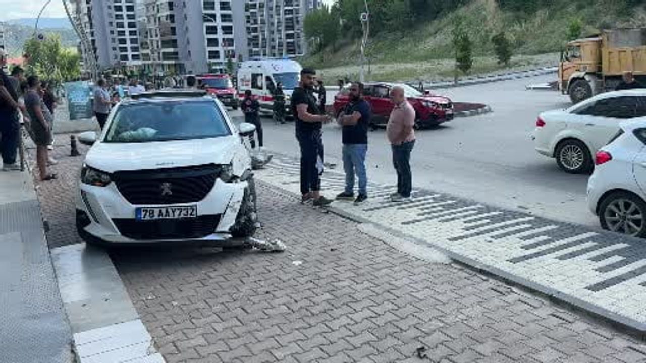 Ehliyetsiz sürücünün karıştığı kazada anne ile kızı yaralandı