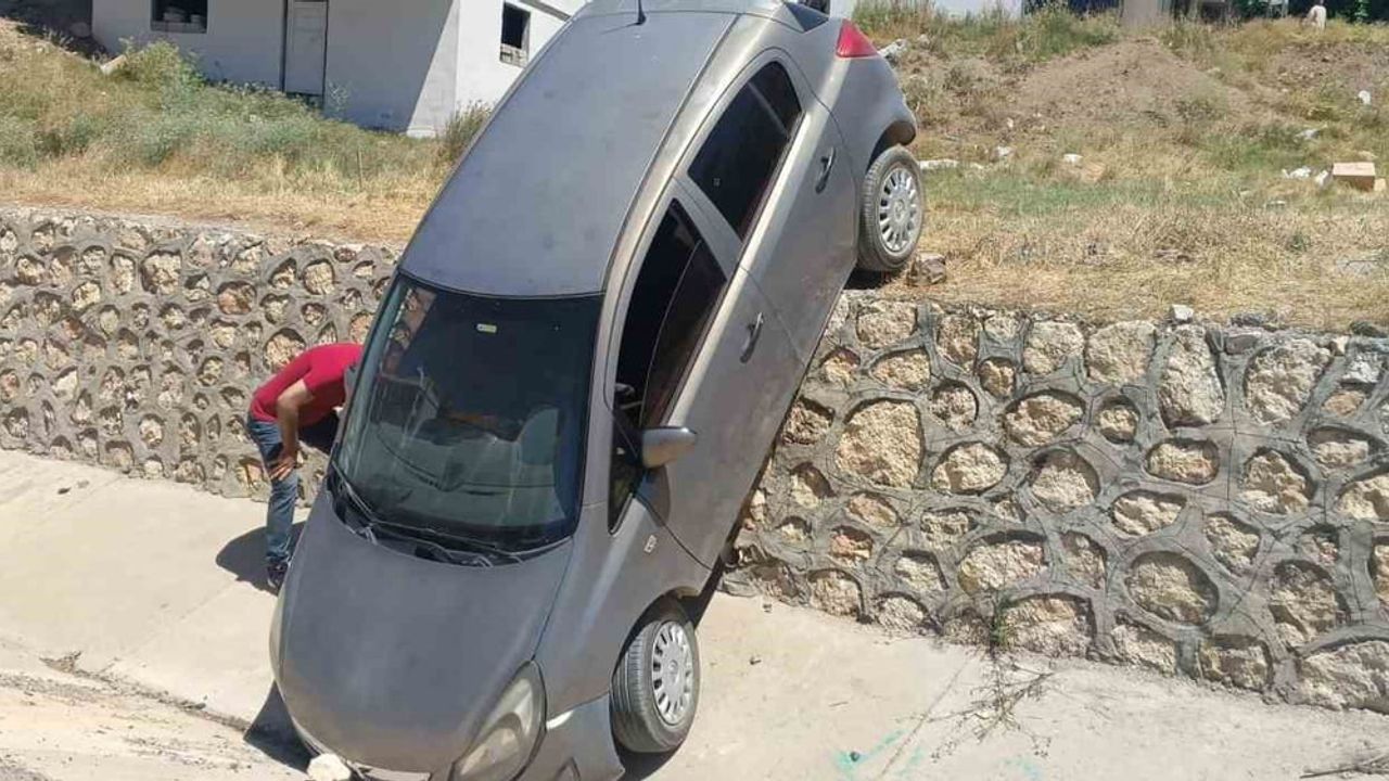 El freni çekilmeyen araç istinat duvarından düştü: 2 kişi yaralandı