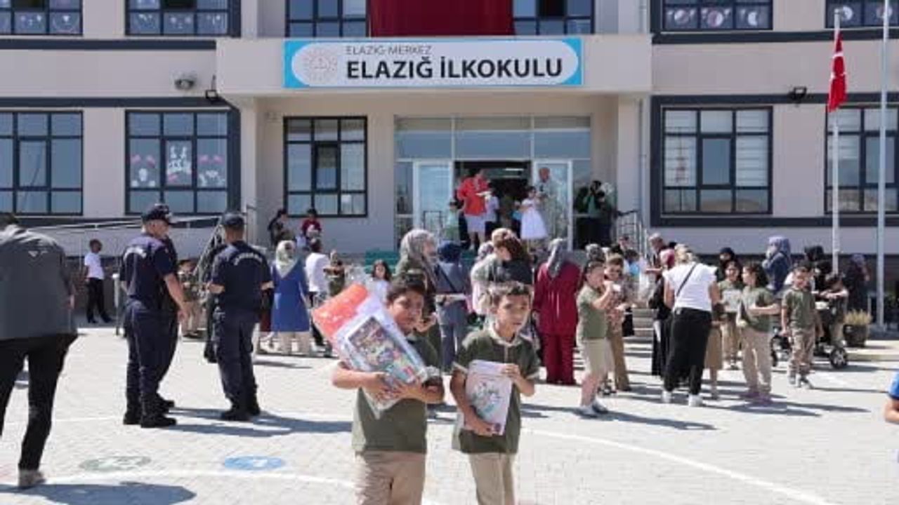 Elazığ’da 119 bin öğrenci karne heyecanı yaşadı
