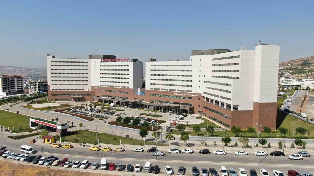 Elazığ'da 3. kattan düşen 4 yaşındaki çocuk ağır yaralandı