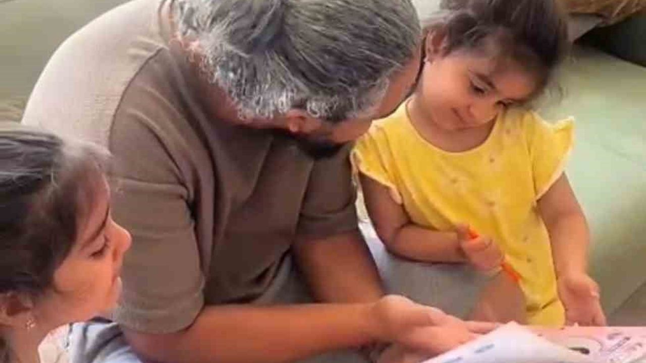 Elazığ'da babanın ikiz kızlarının isimlerini karıştırdığı anlar sosyal medyada ilgi gördü