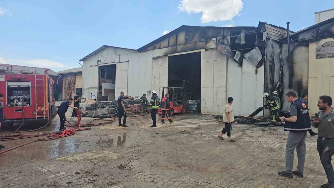 Elazığ’da depoda çıkan yangın söndürüldü