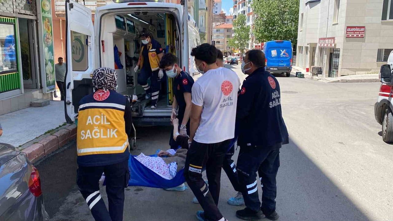 Elazığ'da evde düşen iki kardeş komşu ihbarıyla kurtarılarak hastaneye kaldırıldı
