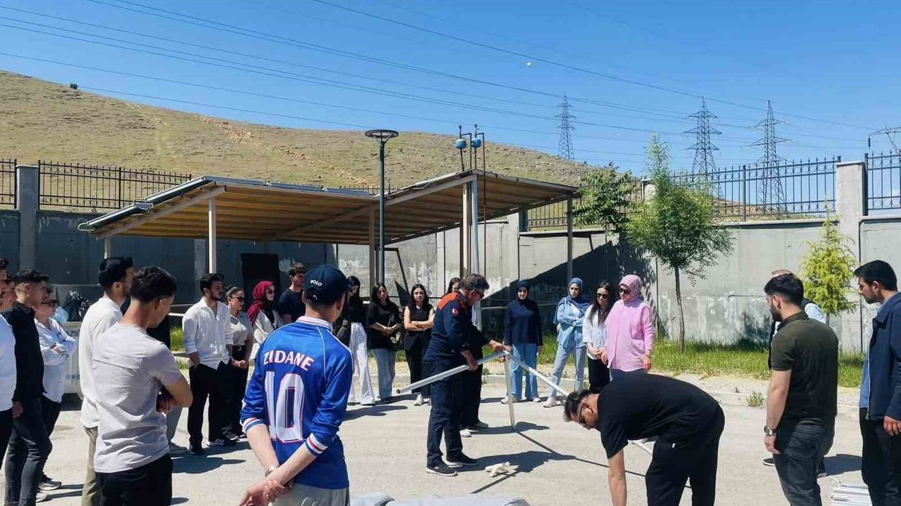 Elazığ'da Fırat Üniversitesi Öğrencilerine Çadır Kurma ve Yangın Eğitimi