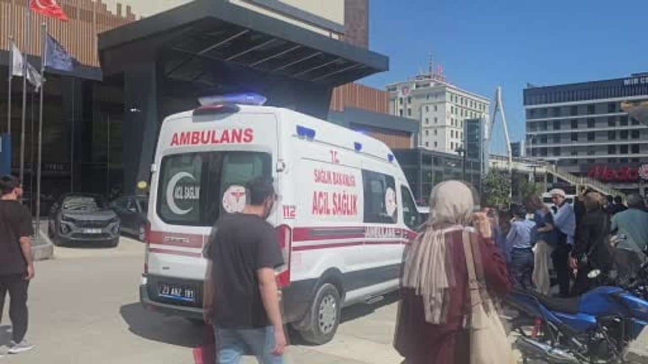 Elazığ'da Four Points By Sheraton Çatı Katında Yangın: 10 Kişi Dumandan Etkilendi