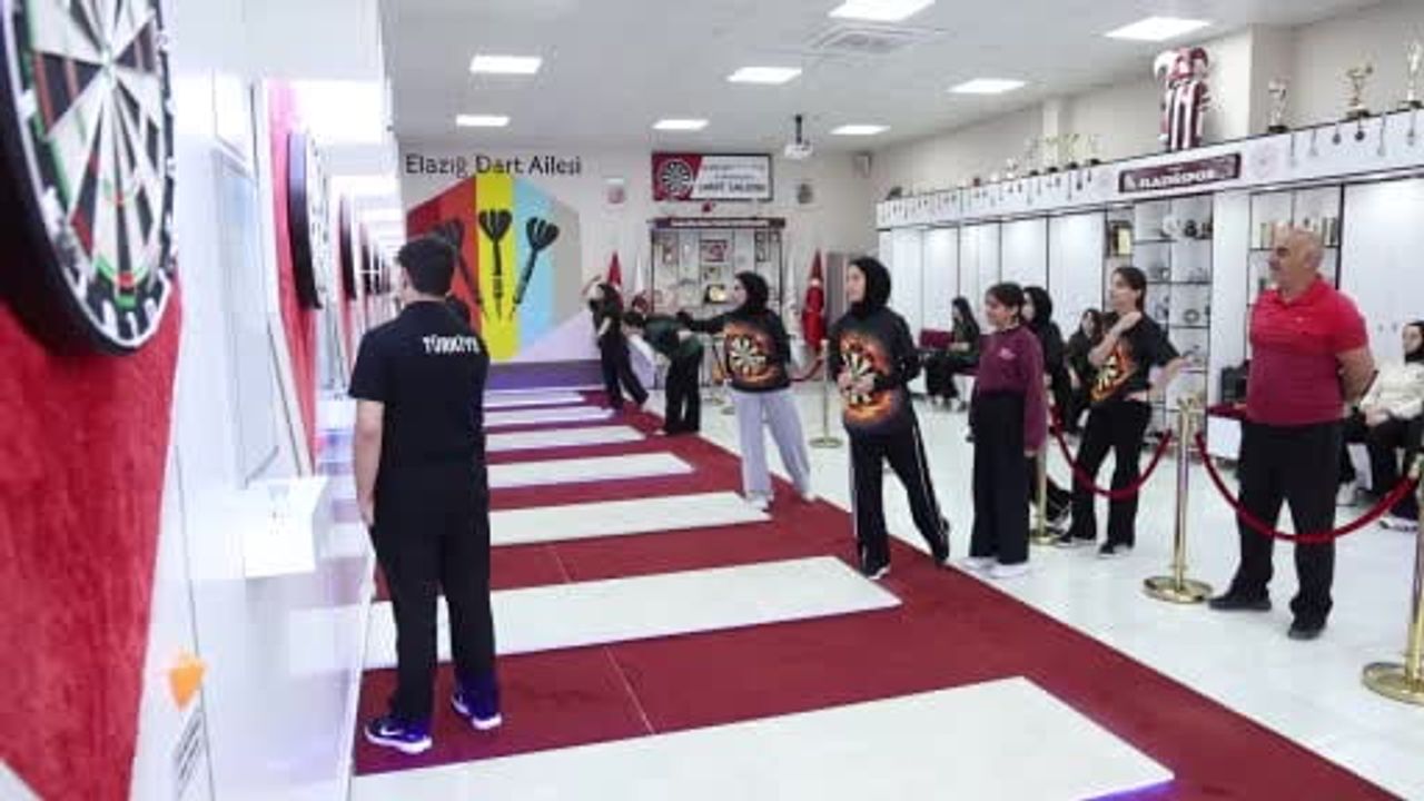 Elazığ’da genç kızların dart sporuna ilgisi artıyor