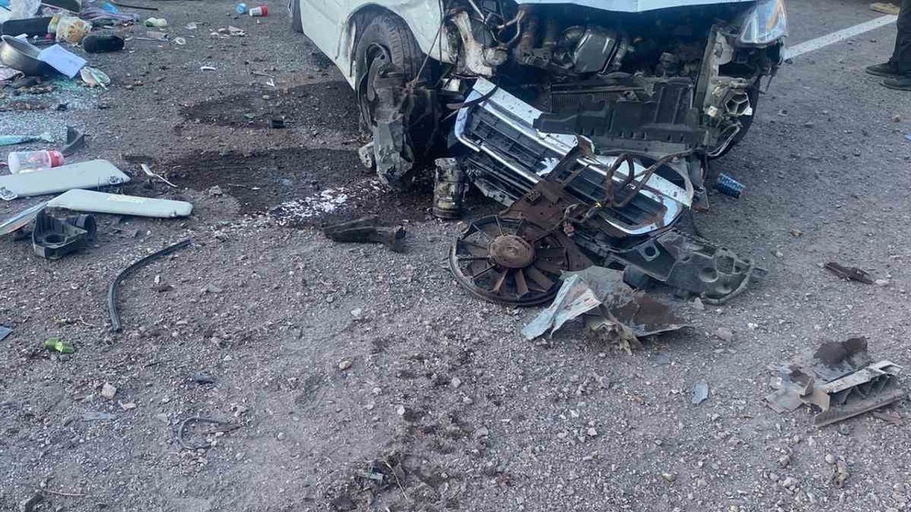 Elazığ'da hafif ticari araç takla attı: 5 yaralı