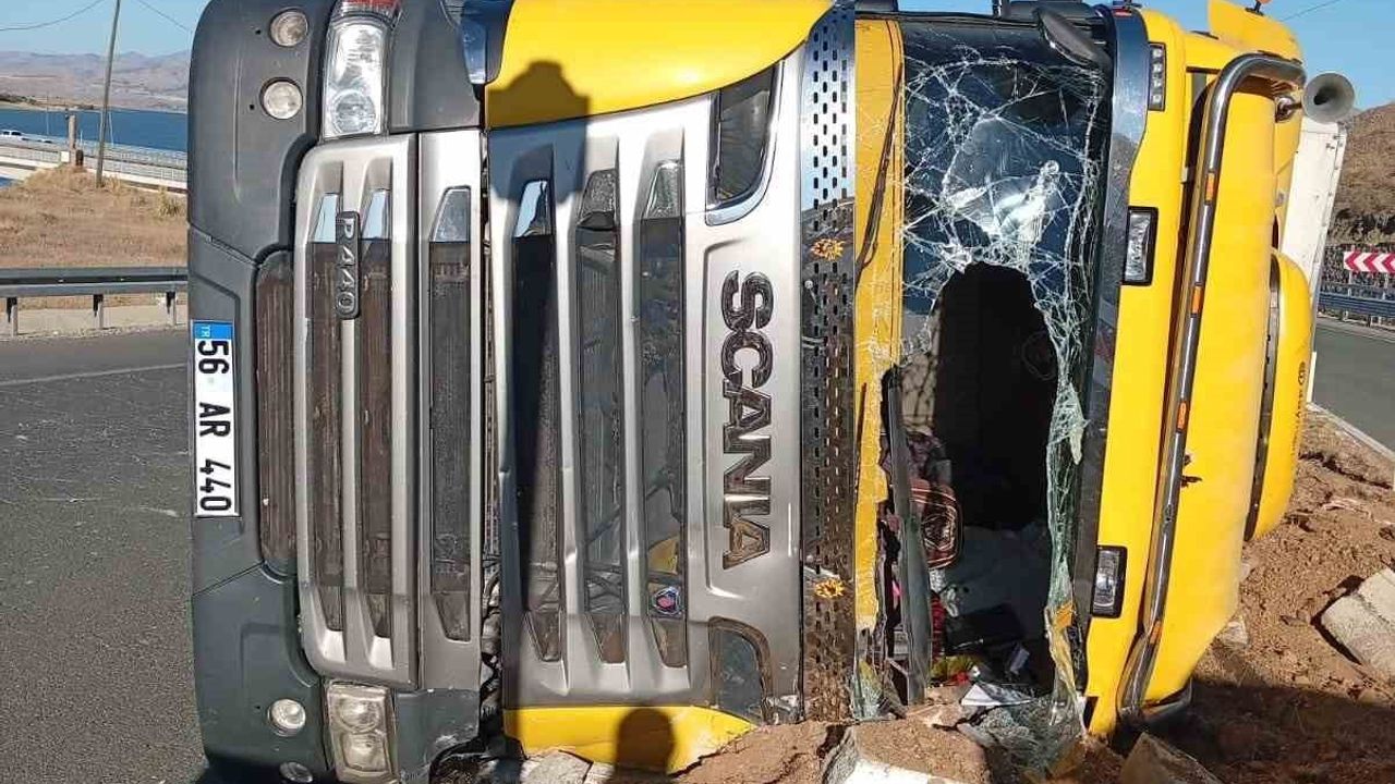Elazığ'da hayvan yüklü tır devrildi: 2 yaralı