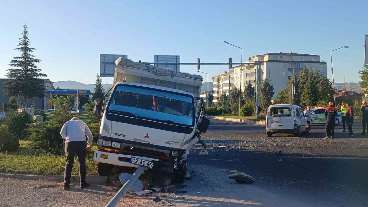 Elazığ’da kamyon ile hafif ticari araç çarpıştı: 1 yaralı