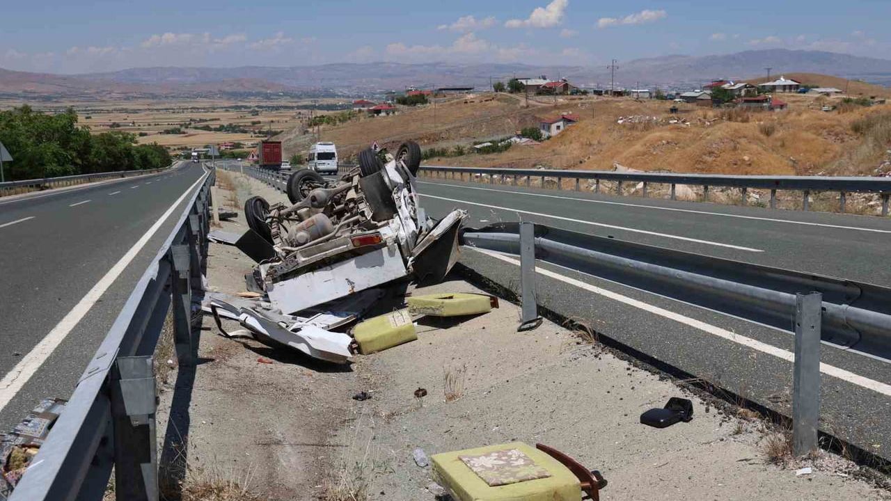 Elazığ'da kamyonet refüjdeki su kanalına devrildi: 2 yaralı