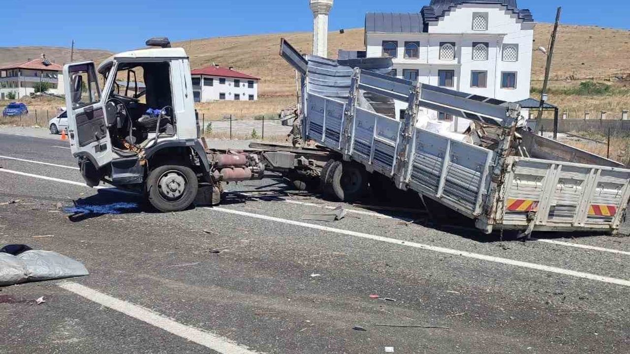 Elazığ’da kamyonların çarpışması: 1 yaralı