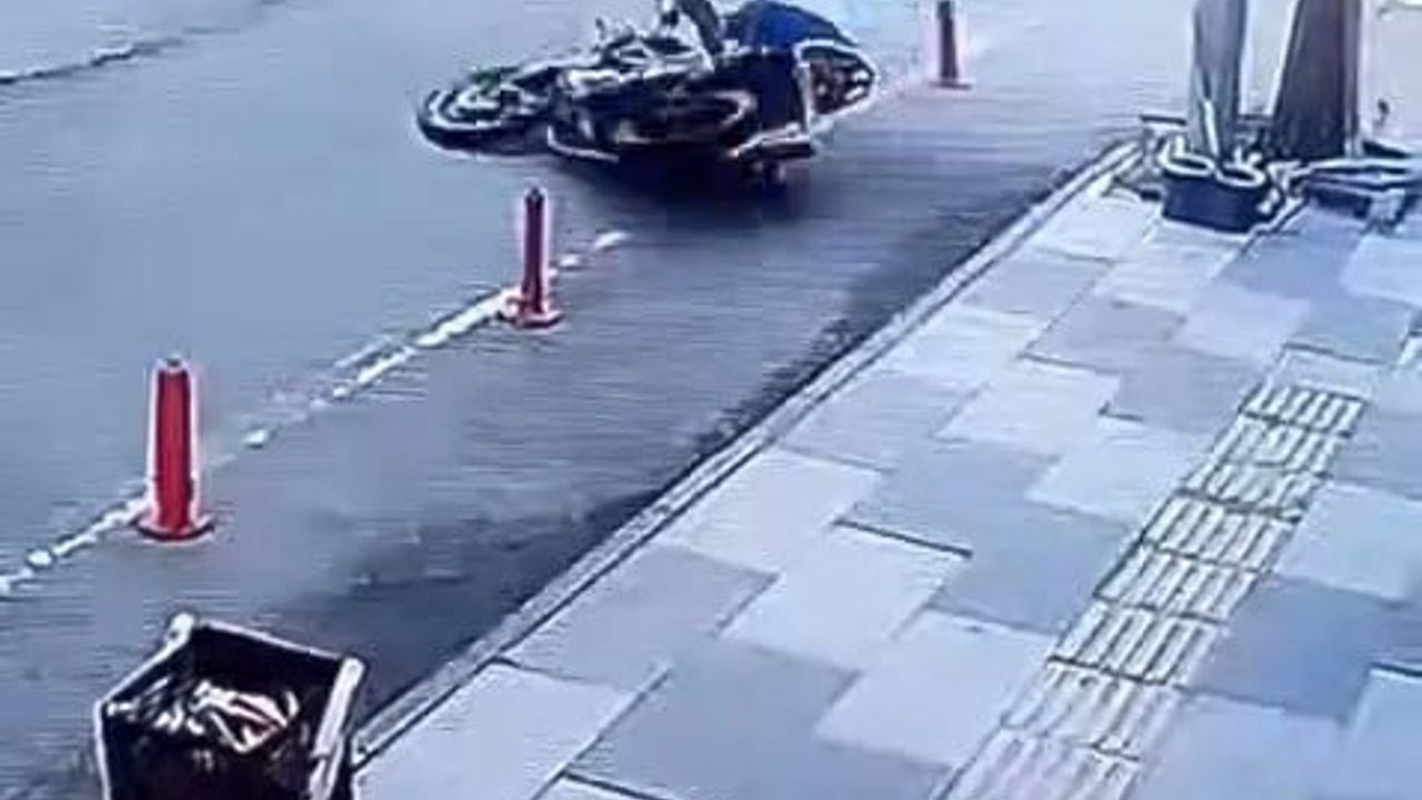Elazığ'da motosiklet kazası: Kovancılar'da sürücü düştü, kaza anı kamerada