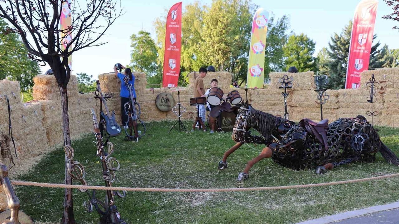 Elazığ'da 'Nala Senfoni Orkestrası' atık malzemelerden yapılan enstrümanlarla sergilendi